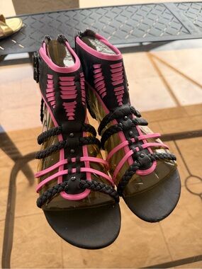 Betsey Johnson “Betseyville”gladiator sandals 7.5